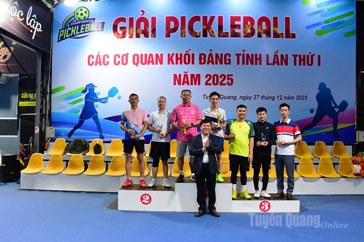 Lãnh đạo Báo và phát thanh, truyền hình tỉnh trao cúp cho các đôi vận động viên có thành tích thi đấu xuất sắc tại giải ở nội dung đôi nam.