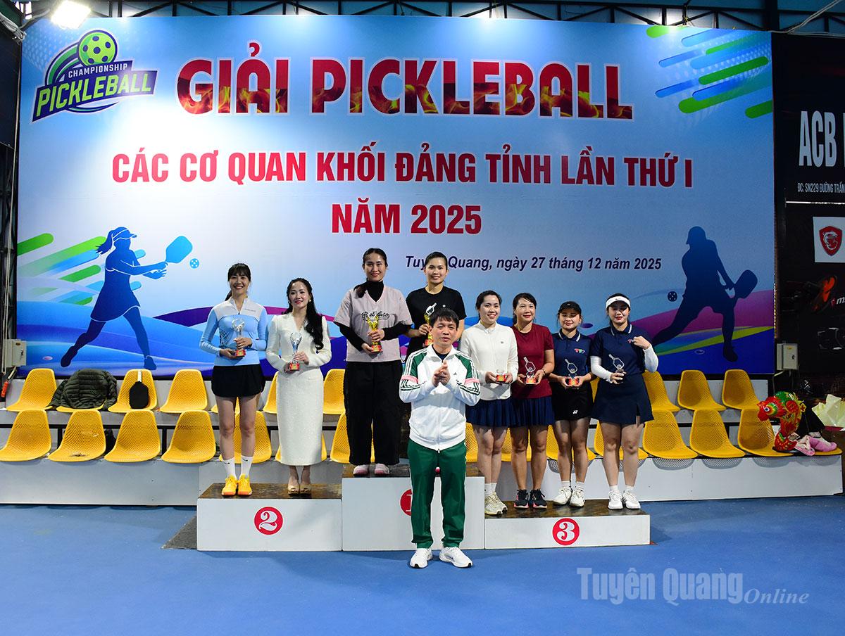 Lãnh đạo Ban Tổ chức Tỉnh uỷ trao cúp cho các vận động viên có thành tích thi đấu xuất sắc tại giải ở nội dung đôi nữ.