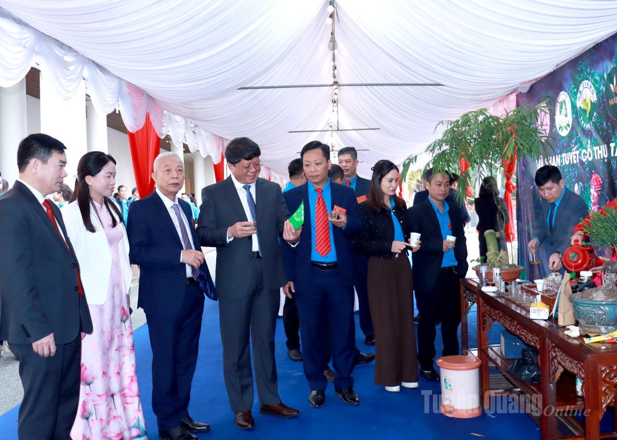 Các đại biểu tham quan không gian thưởng trà Shan tuyết tại Đại hội.