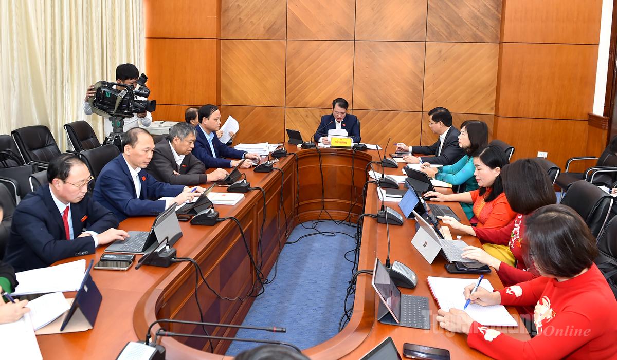 Các đại biểu tham tại tổ thảo luận số 3.