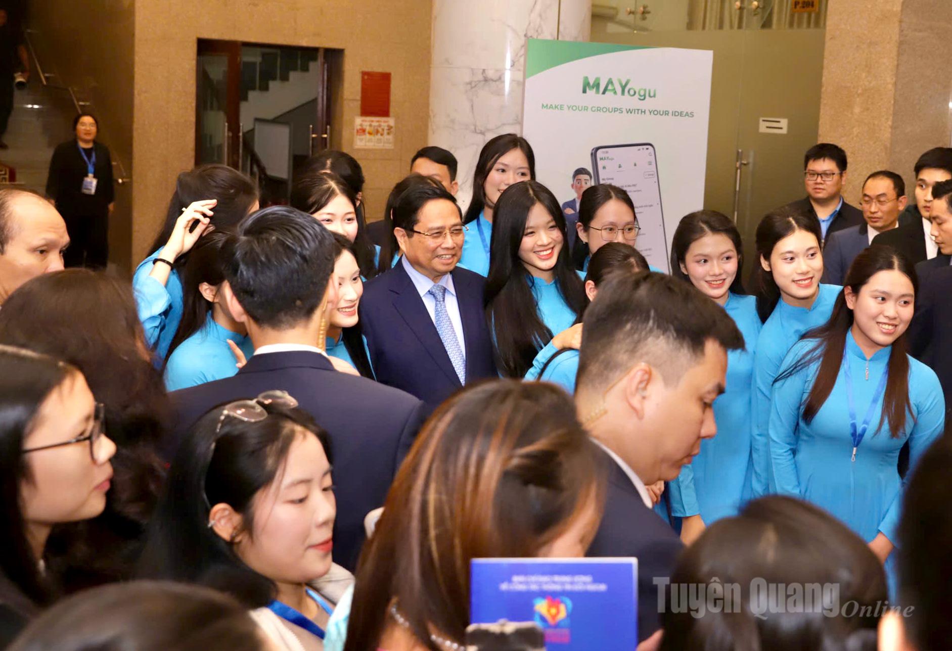 Thủ tướng Chính phủ Phạm Minh Chính trò chuyện, động viên các tác giả và đại biểu tại Lễ trao giải.