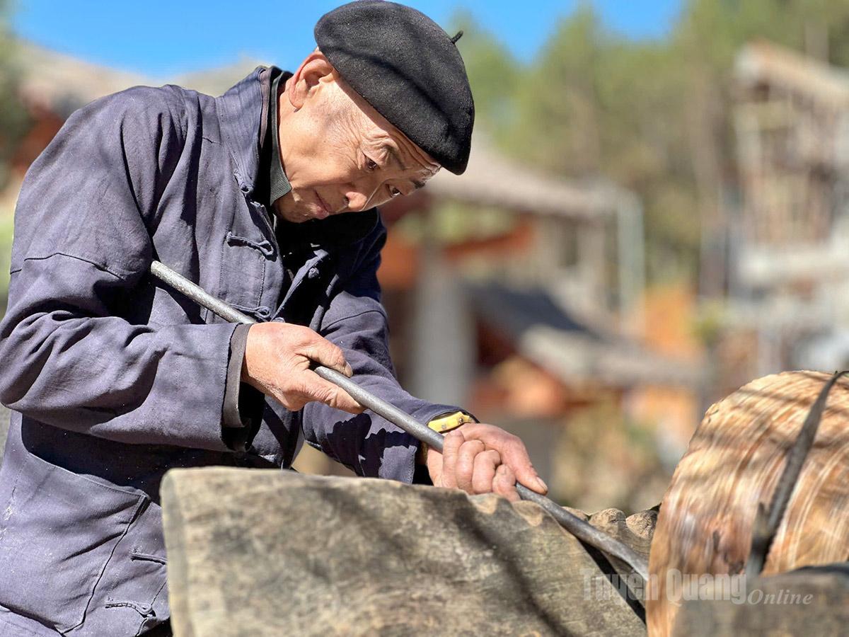 Pham Duc Nam, Chairman of the Dong Van Commune People’s Committee, shared that the H’mong hemp weaving craft in Dong Van is a “living museum” of how the community interacts with nature and preserves its identity. Every fold and every thread contains their history and philosophy of life.