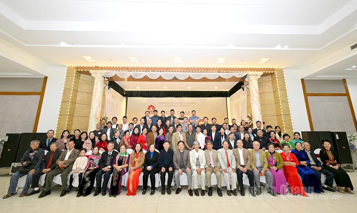 Các văn nghệ sỹ tỉnh Tuyên Quang gặp mặt sau sáp nhập tỉnh.