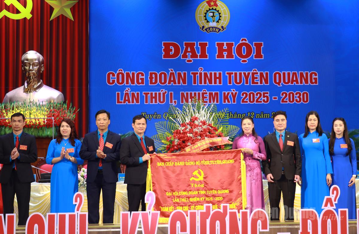 Phó Bí thư Thường trực Tỉnh ủy Lê Thị Kim Dung tặng Đại hội bức Cờ thêu mang dòng chữ “Đoàn kết, dân chủ, kỷ cương, đổi mới, phát triển”.