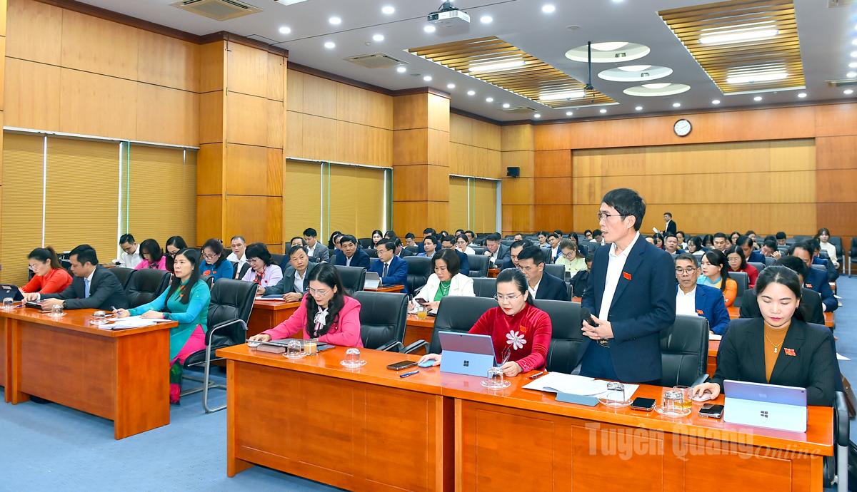 Đại biểu tham gia thảo luận tại Tổ thảo luận số 4.