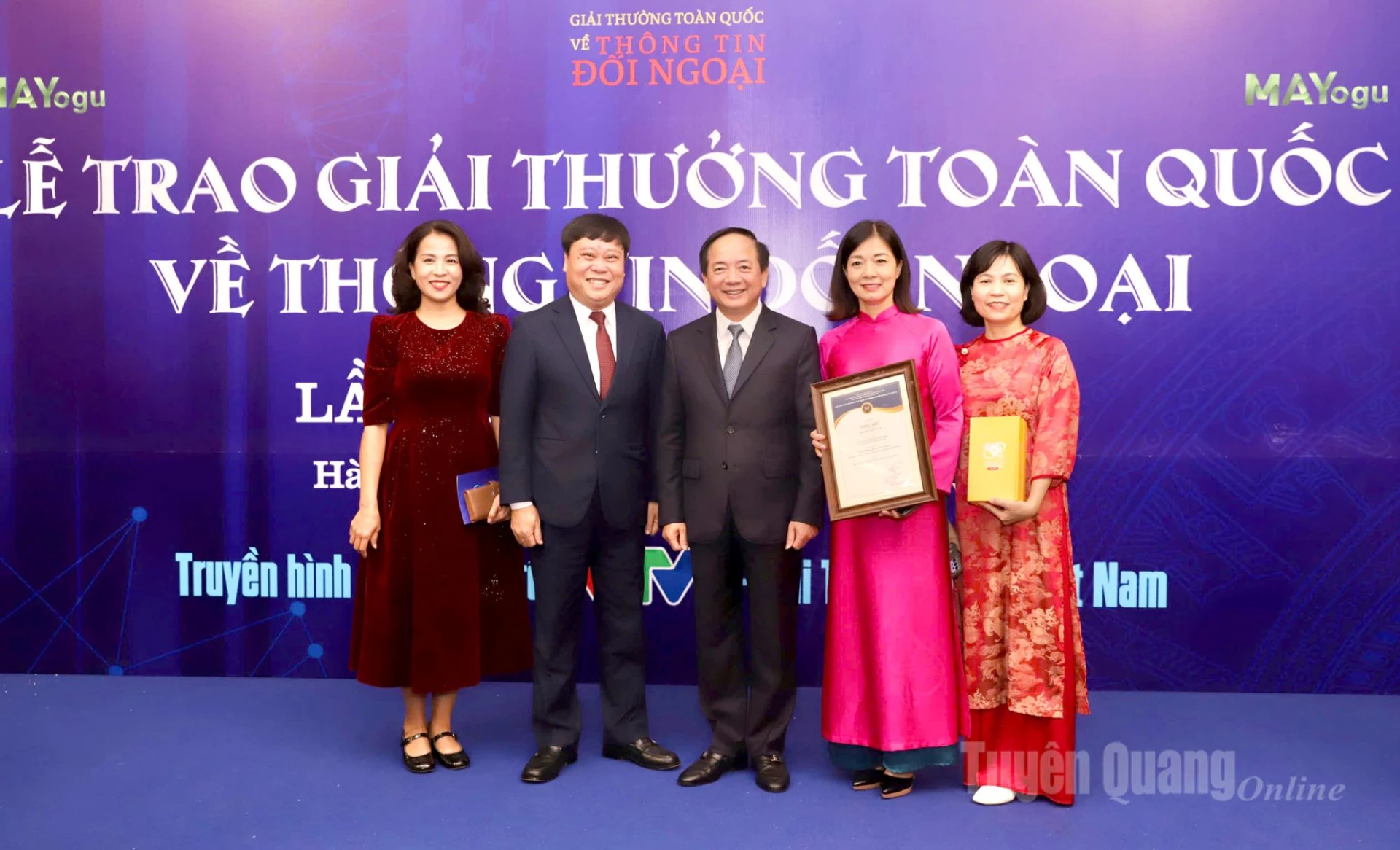 Trưởng ban Tuyên giáo và Dân vận Trung ương Trịnh Văn Quyết chụp ảnh  lưu niệm, chúc mừng nhóm tác giả của Báo và Phát thanh, truyền hình Tuyên Quang tại Lễ trao Giải.