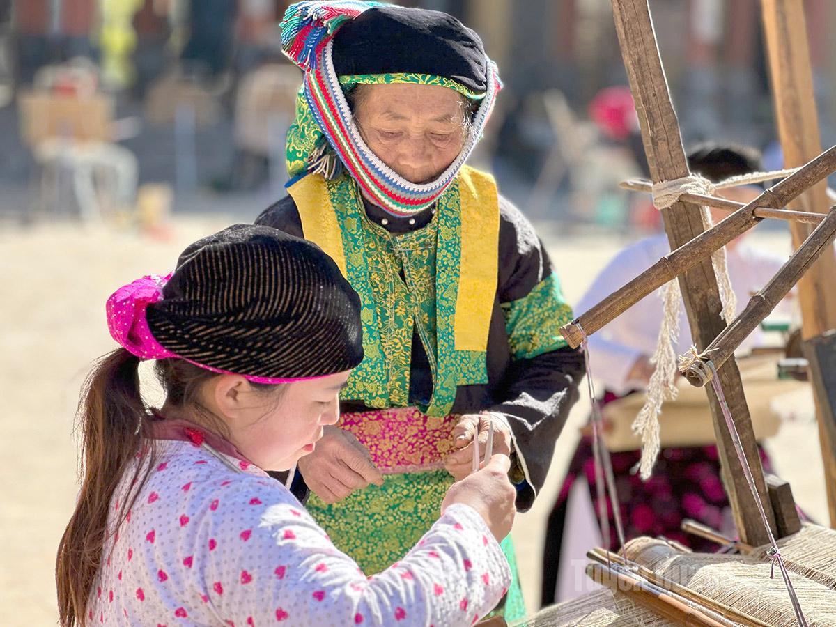 Nowadays, under pressure from the market and industrial goods, the traditional hemp weaving craft is facing many challenges. Younger generations are less interested in work that requires so much time and effort.