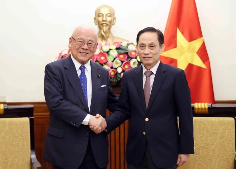 Minister of Foreign Affairs Le Hoai Trung (R) receives Takebe Tsutomu, Special Advisor to the Japan-Viet Nam Parliamentary Friendship Alliance (Photo: VNA)