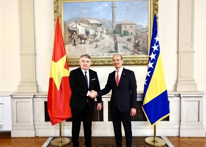 Ambassador Bui Le Thai (right) and Chairman of the Presidency of Bosnia and Herzegovina Željko Komšić. (Photo: VNA)