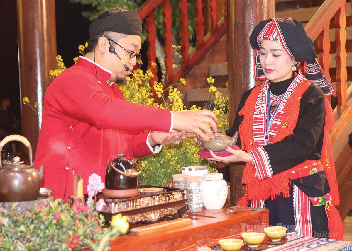Demonstration of Shan Tuyet tea brewing in a community-based tourism space, offering a unique experience of Tuyen Quang’s high-mountain tea culture.