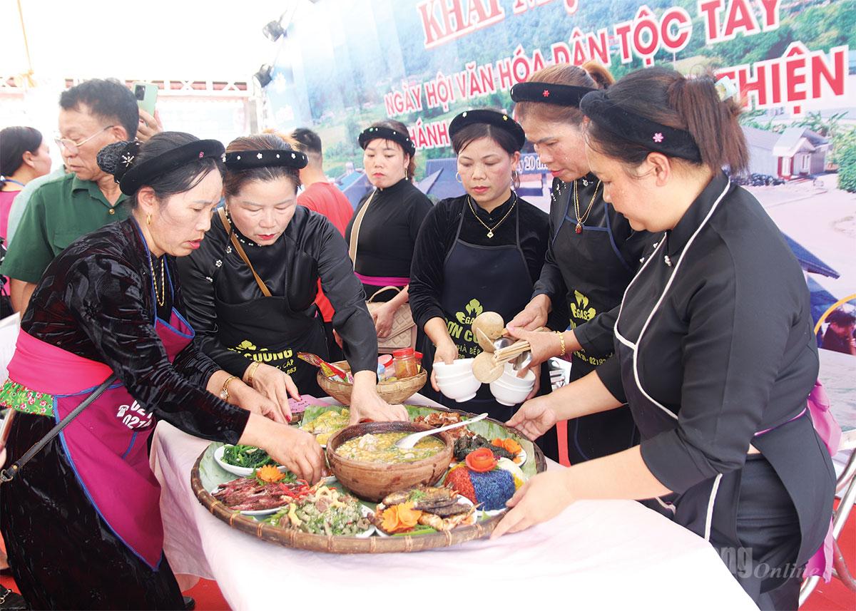 Homestay owners in Ha Giang Ward 1 showcase their cooking skills at the Tay Ethnic Cultural Festival.