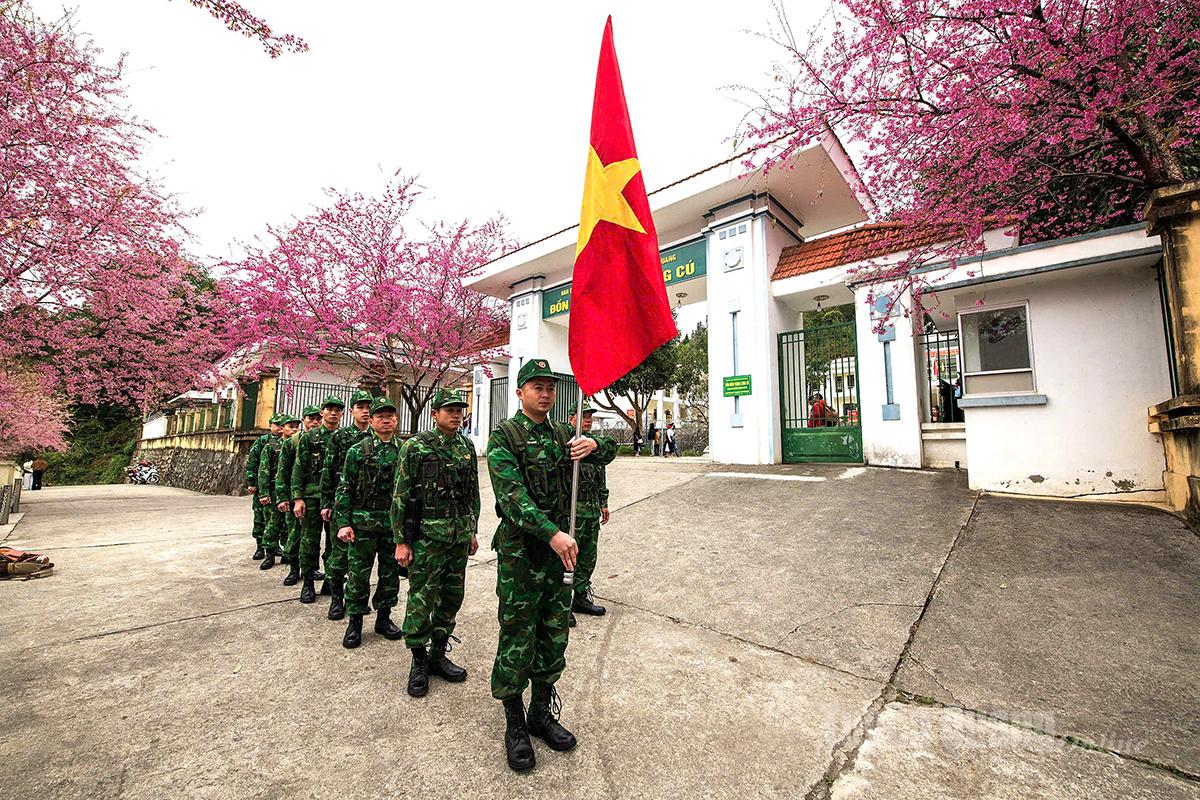 Officers and soldiers of the Lung Cu Border Guard Post carry out joint patrols and control along the border line.