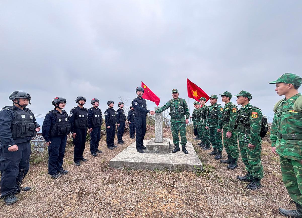 The Lung Cu Border Guard Post (Vietnam) and Ma Lam Sub-Station of Dong Can Border Police Post (China) organize joint patrols and inspections from marker 411 to marker 411/6.