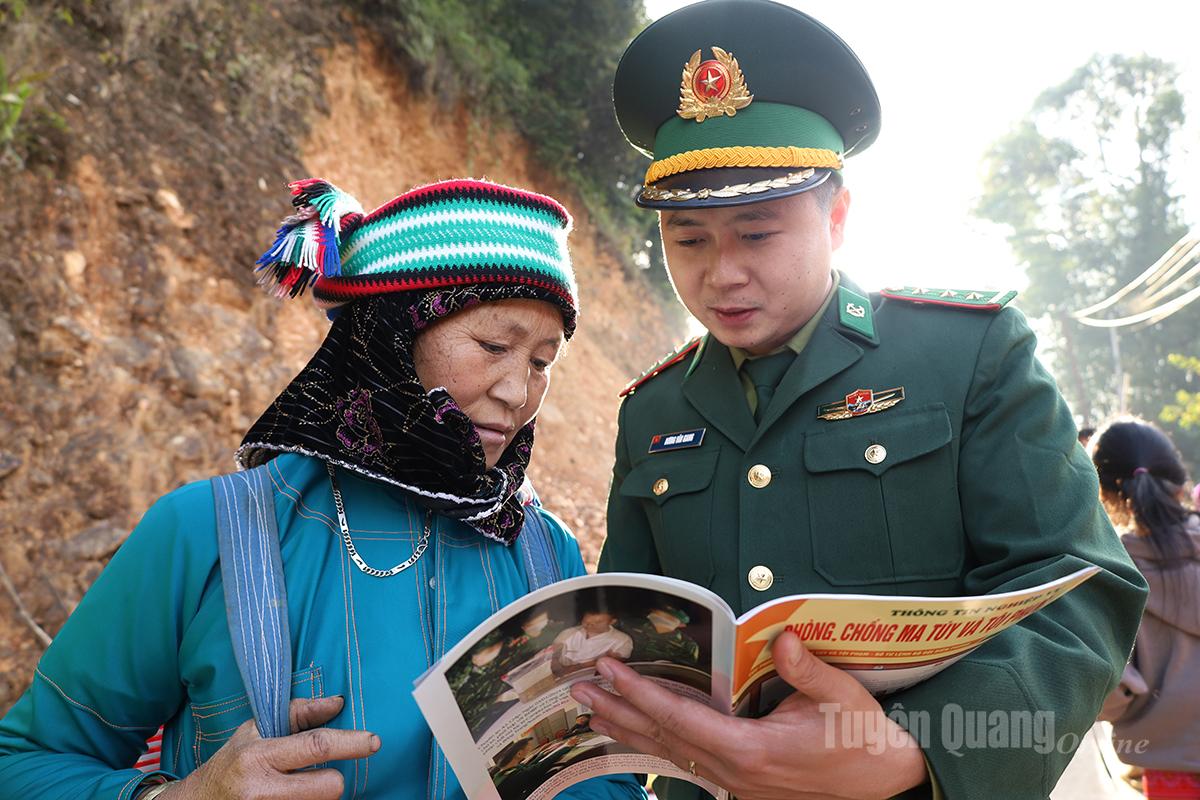 Direct outreach activities at local markets help raise awareness among ethnic minority communities about protecting national sovereignty and border security.