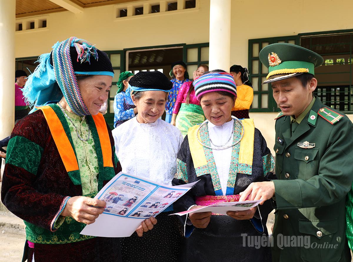 Officers of the Dong Van Border Guard Post educate residents on law compliance and the protection of border lines and markers toward year-end.