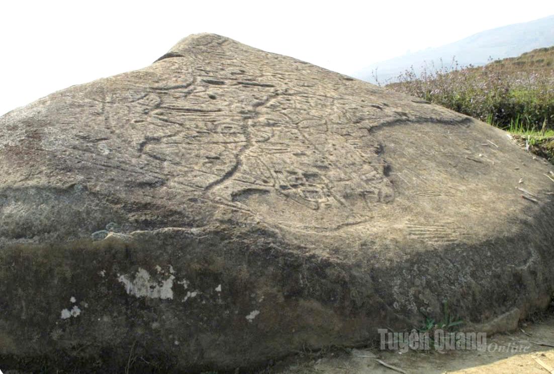 Bài đá cổ Nấm Dẩn ghi dấu ấn người Việt cổ sinh sống có niên đại trên 2.000 năm. Ảnh CTV