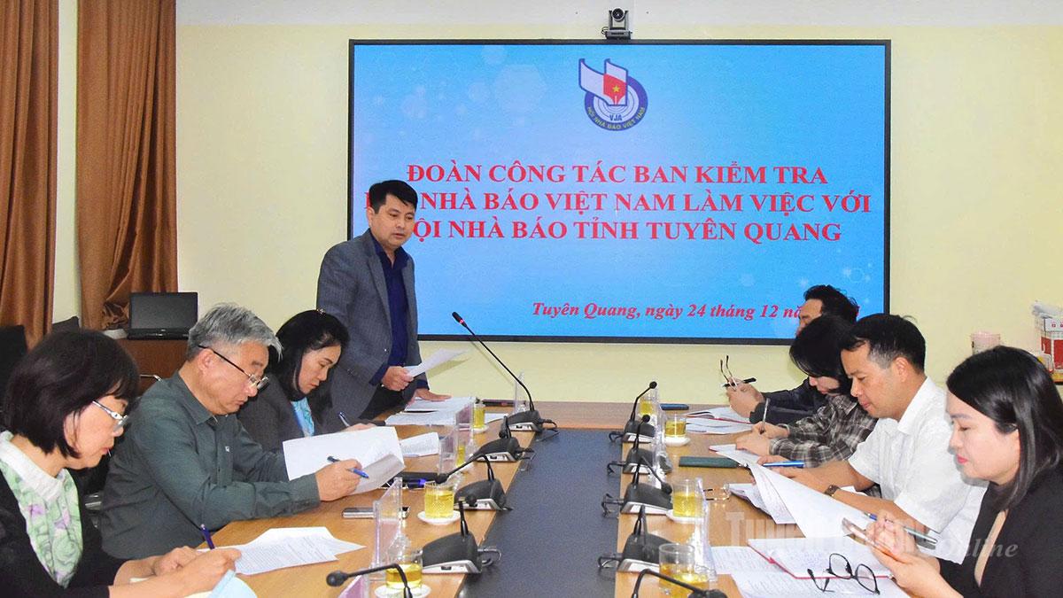 Đồng chí Nguyễn Mạnh Tuấn, Phó Trưởng ban phụ trách Ban Kiểm tra, Hội Nhà báo Việt Nam phát biểu tại buổi làm việc.