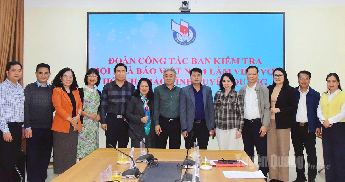 Đoàn công tác cùng BCH Hội Nhà báo tỉnh chụp ảnh lưu niệm.