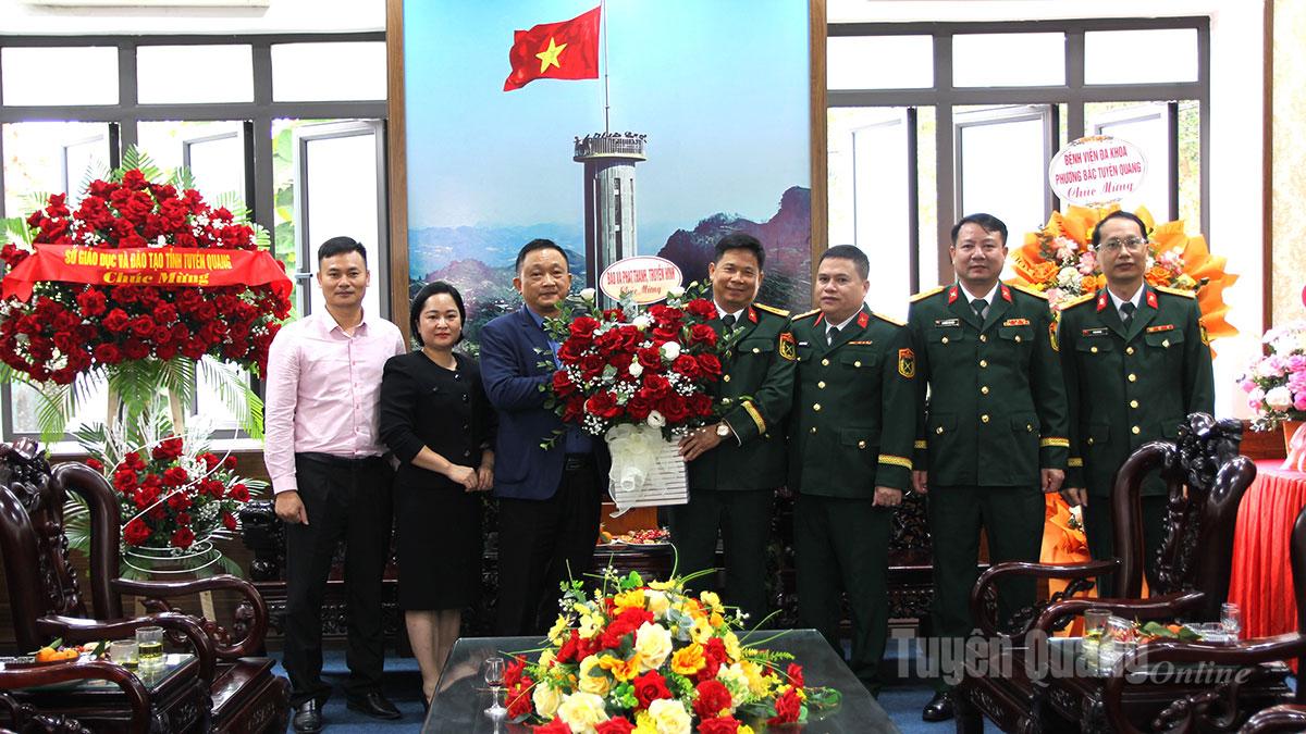 Lãnh đạo Báo và phát thanh, truyền hình Tuyên Quang tặng hoa chúc mừng Bộ CHQS tỉnh.