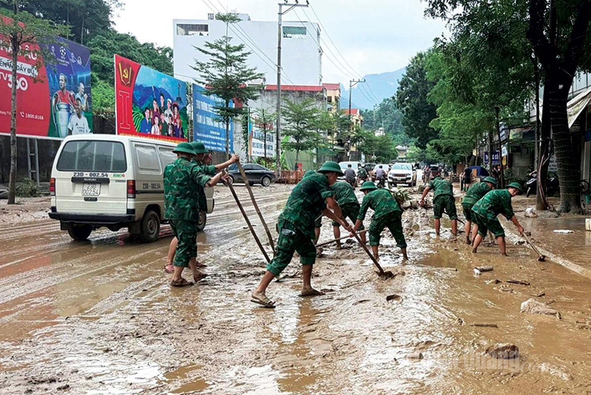 Chiến sỹ Bộ Chỉ huy Quân sự tỉnh giúp Nhân dân dọn dẹp bùn đất trên các tuyến phố phường Hà Giang 1.