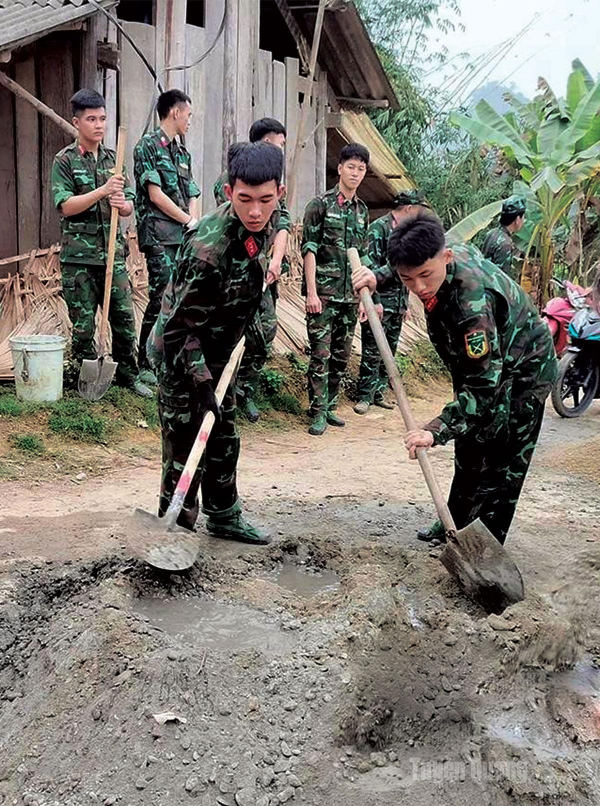 Cán bộ, chiến sỹ Bộ Chỉ huy Quân sự tỉnh tham gia xóa nhà tạm, nhà dột nát 
trên địa bàn xã Hùng Lợi.