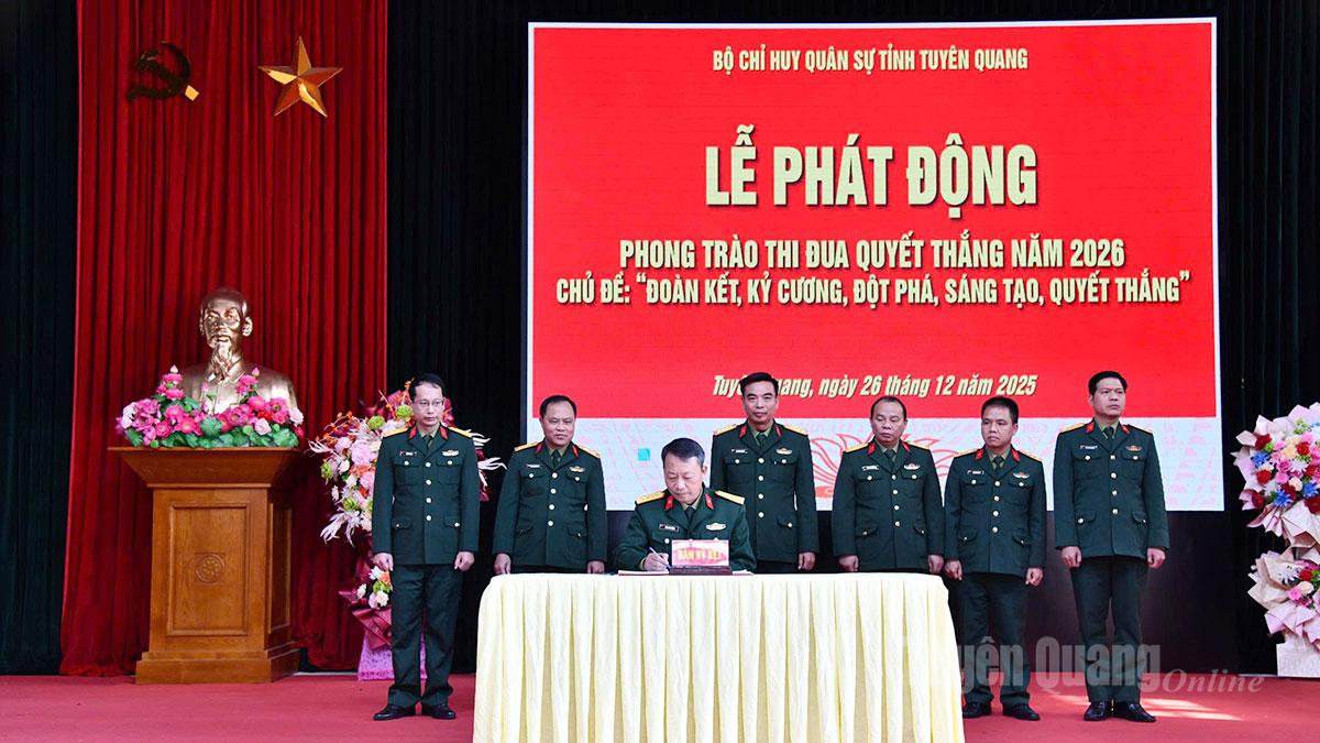 Đại tá Đào Toàn Thắng, Phó Chỉ huy trưởng, Tham mưu trưởng Bộ CHQS tỉnh ký giao ước thi đua.