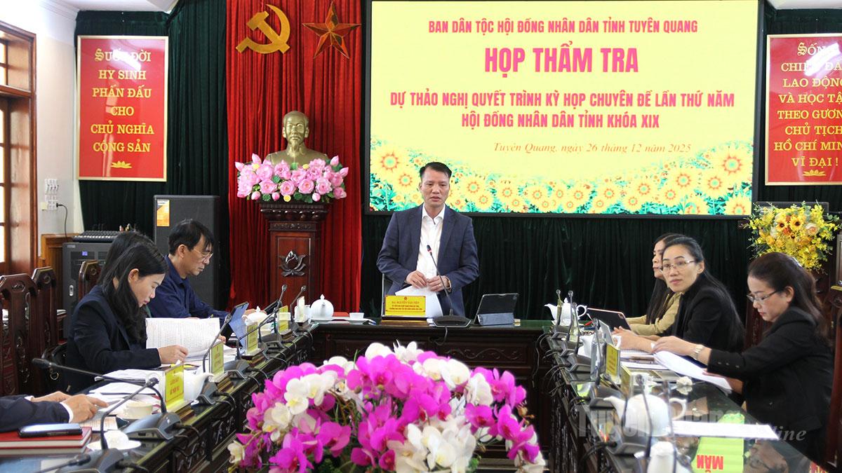 Lãnh đạo Ban Dân tộc HĐND tỉnh điều hành họp thẩm tra dự thảo nghị quyết trình Kỳ họp chuyên đề lần thứ Năm, HĐND tỉnh khoá XIX.