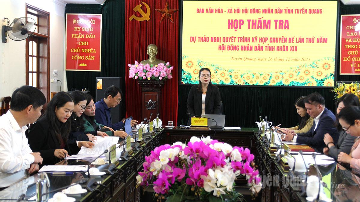 Lãnh đạo Ban Văn hóa - Xã hội HĐND tỉnh điều hành thẩm tra dự thảo nghị quyết Quy định mức hỗ trợ đóng bảo hiểm y tế.