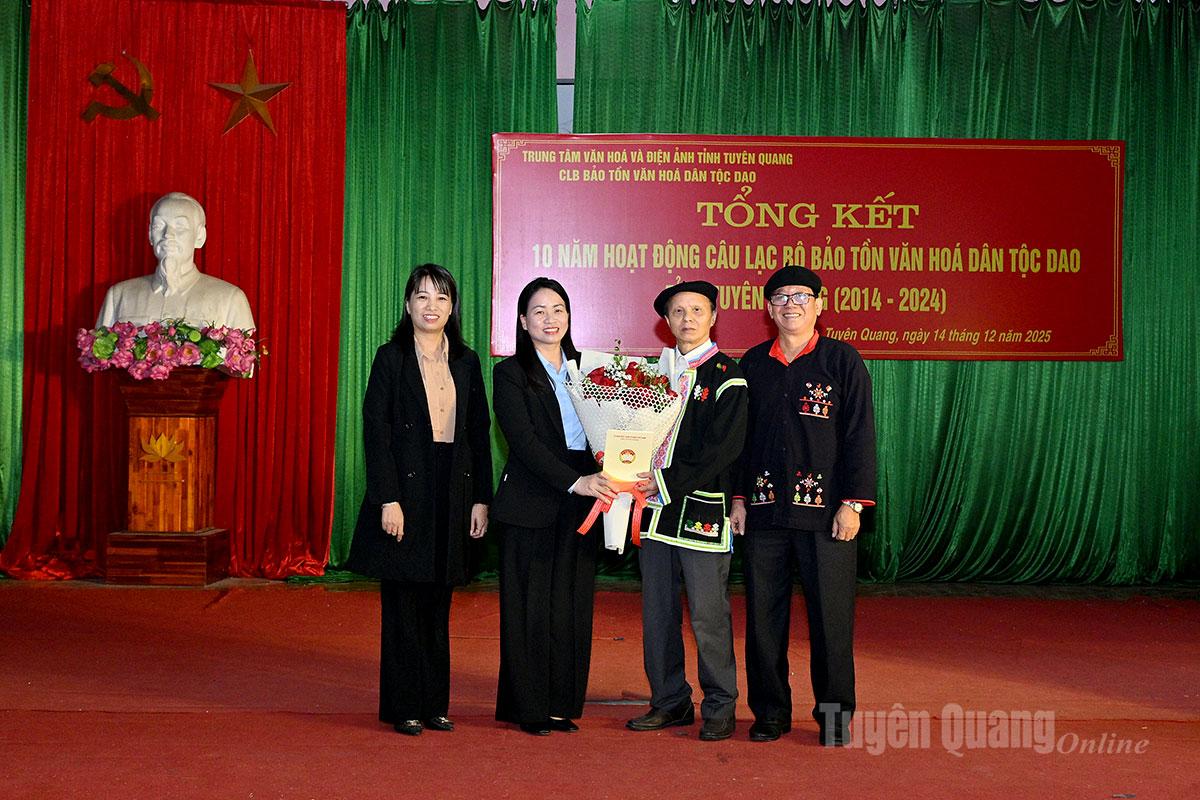 Lãnh đạo Uỷ ban MTTQ Việt Nam tỉnh tặng hoa chúc mừng kết quả 10 năm hoạt động của Câu lạc bộ.