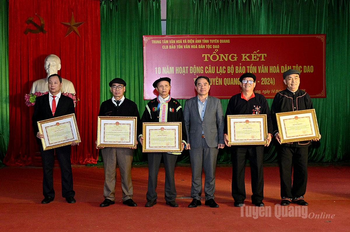 Lãnh đạo Sở Dân tộc và Tôn giáo tỉnh tặng Bặng khen của Chủ tịch UBND tỉnh cho các tập thể, cá nhân của Câu lạc bộ.