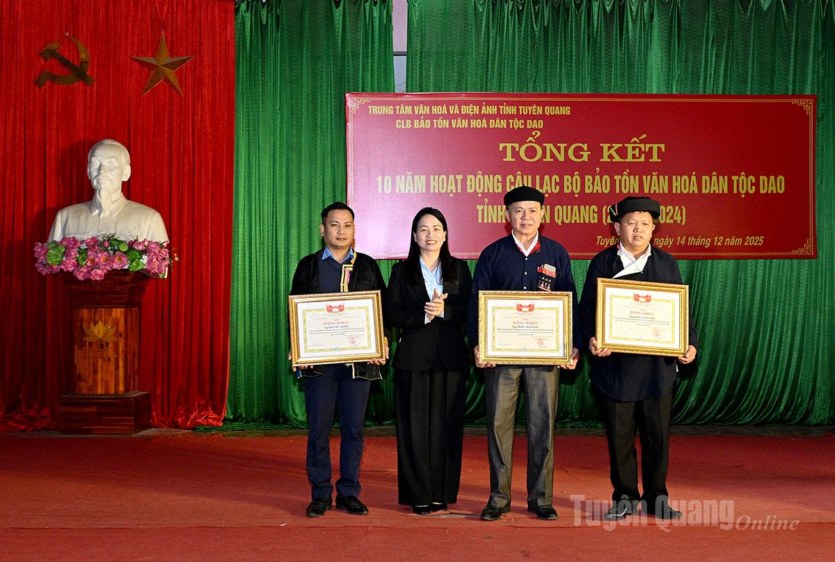 Đồng chí Trần Thị Hoàn, Phó Chủ tịch Uỷ ban MTTQ Việt Nam tỉnh Tuyên Quang tặng Bằng khen cho các cá nhân của Câu lạc bộ.