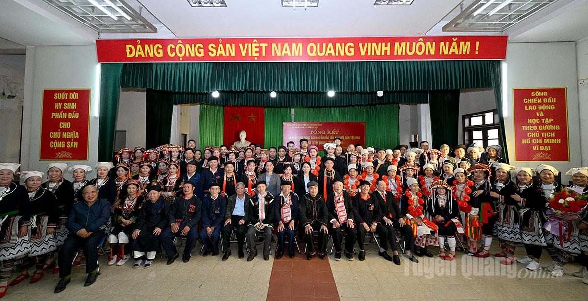 Các đại biểu chụp ảnh lưu niệm.