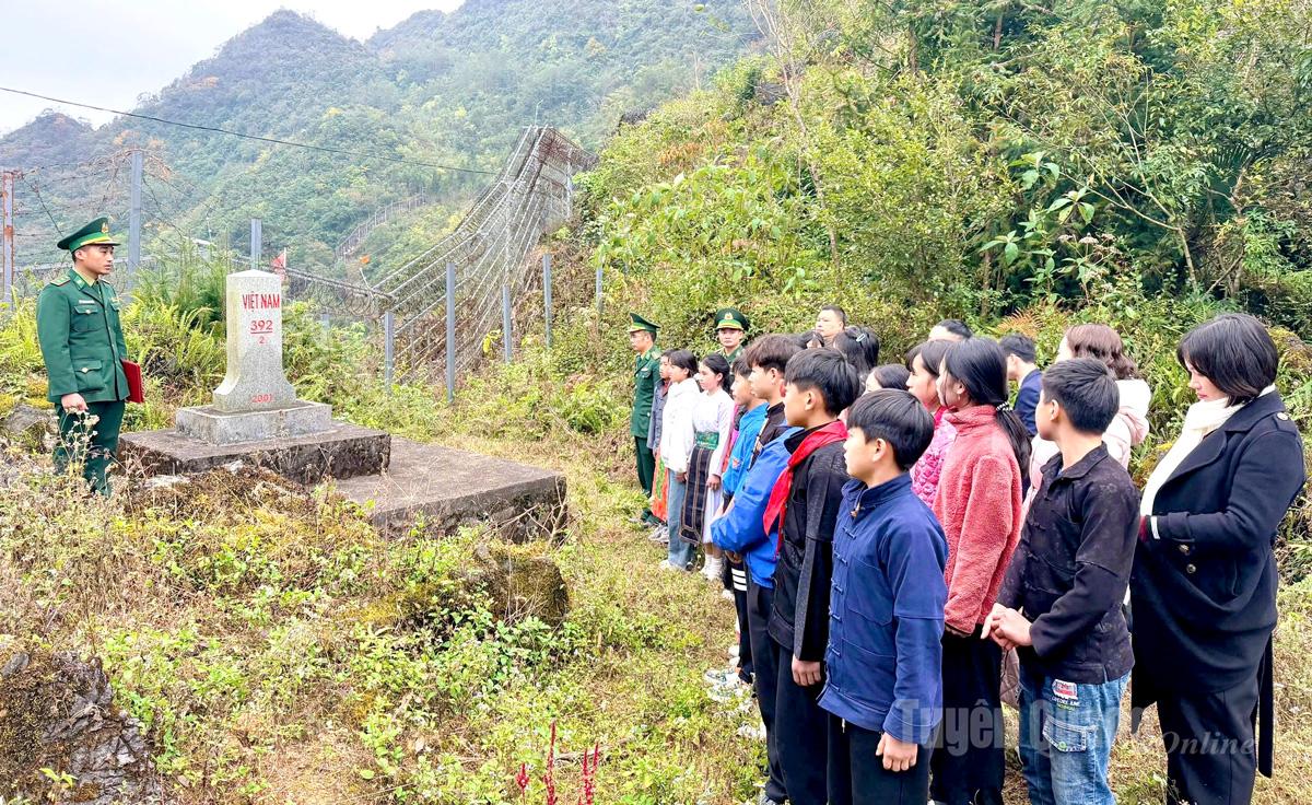 Cán bộ, chiến sĩ Đồn Biên phòng Phó Bảng giới thiệu ý nghĩa hệ thống mốc quốc giới cho học sinh Trường PTDT nội trú THCS Phố Bảng.
