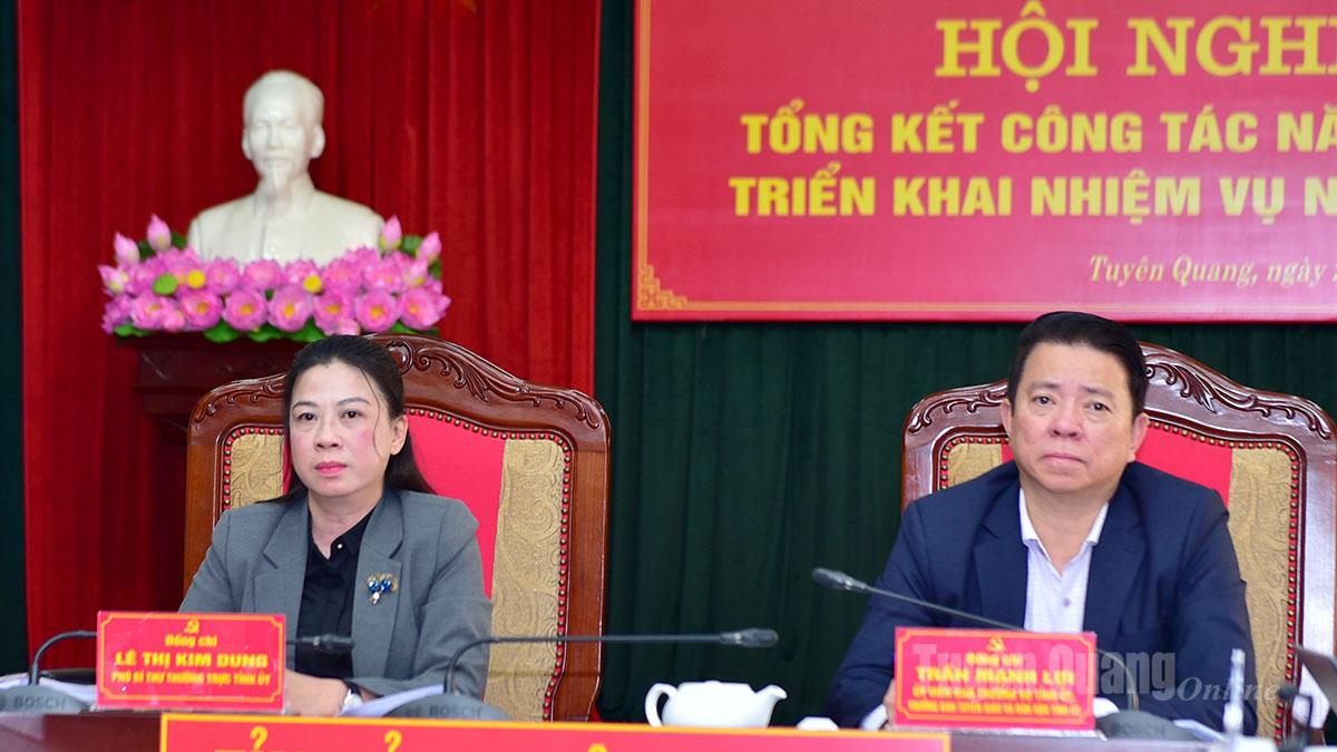 Các đồng chí: Phó Bí thư Thường trực Tỉnh ủy Lê Thị Kim Dung; Trưởng Ban Tuyên giáo và Dân vận Tỉnh ủy Trần Mạnh Lợi đồng chủ trì hội nghị.