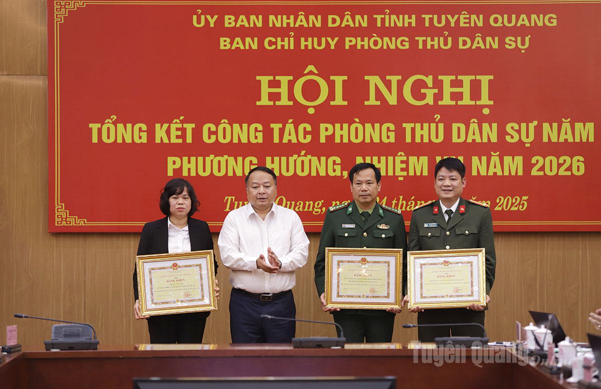 Chủ tịch UBND tỉnh Phan Huy Ngọc trao Bằng khen cho các tập thể có thành tích xuất sắc trong thực hiện nhiệm vụ PTDS năm 2025.