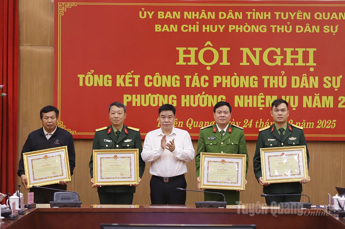 Phó Chủ tịch UBND tỉnh Hoàng Gia Long trao Bằng khen của Chủ tịch UBND tỉnh cho các cá nhân có thành tích xuất sắc trong thực hiện nhiệm vụ PTDS năm 2025.