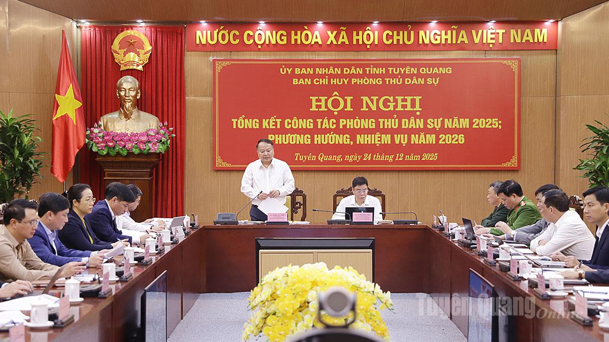 Chủ tịch UBND tỉnh Phan Huy Ngọc và Phó Chủ tịch UBND tỉnh Hoàng Gia Long chủ trì Hội nghị.