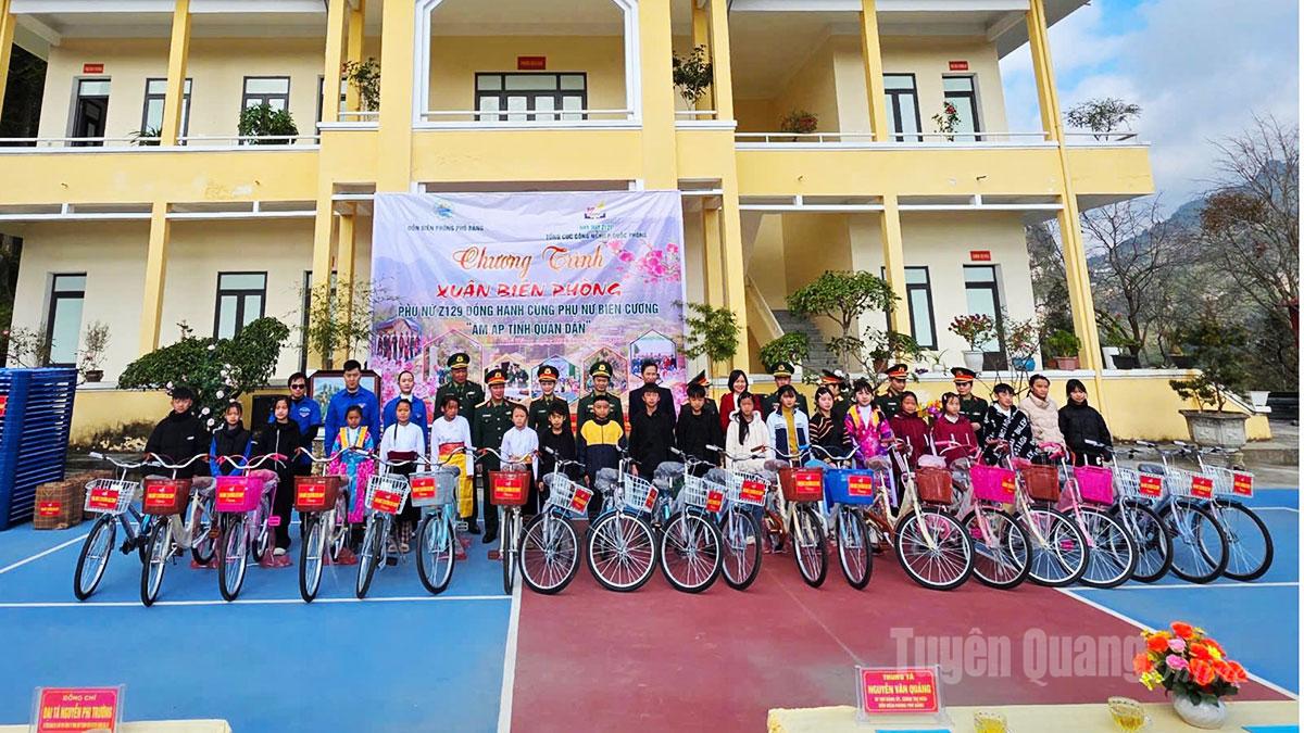 Lãnh đạo Đồn Biên phòng Phó Bảng và Nhà máy Z129 tặng xe đạp cho học sinh Trường PTDTNT THCS Phố Bảng.