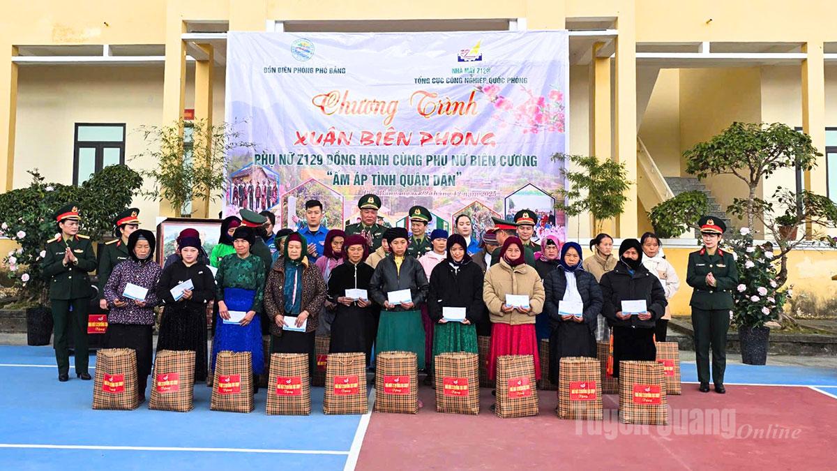 Lãnh đạo Đồn Biên phòng Phó Bảng và Nhà máy Z129 trao quà cho phụ nữ có hoàn cảnh đặc biệt khó khăn trên địa bàn xã Phố Bảng