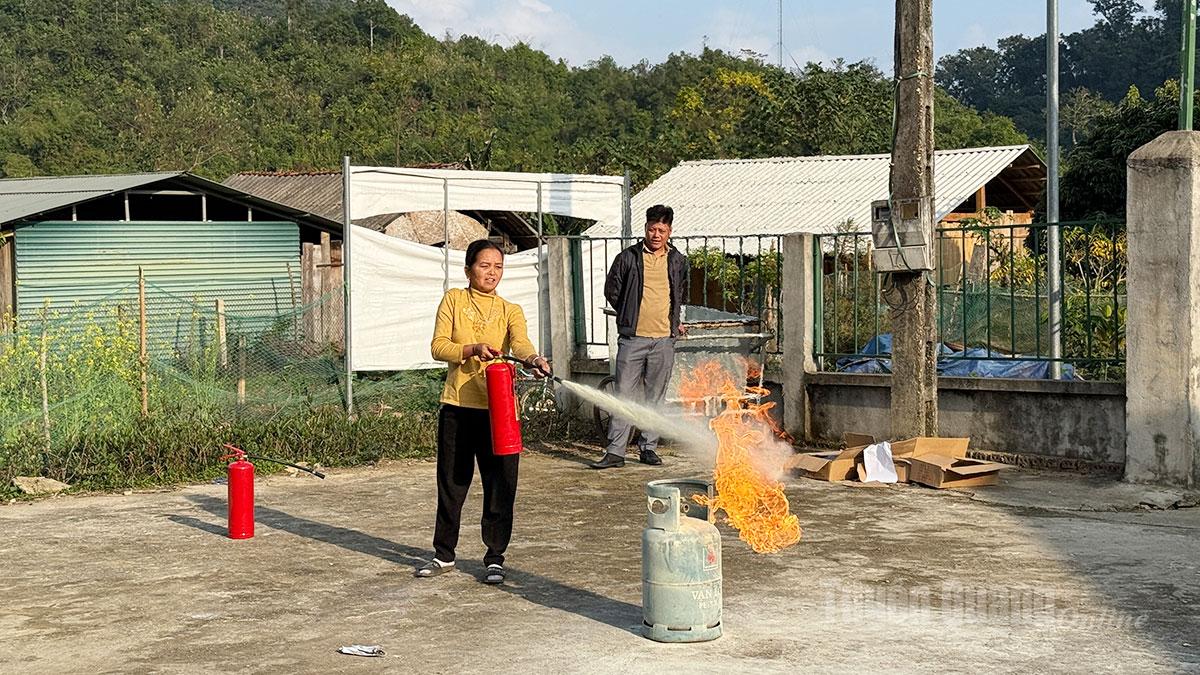 Người dân thực hành chữa cháy.