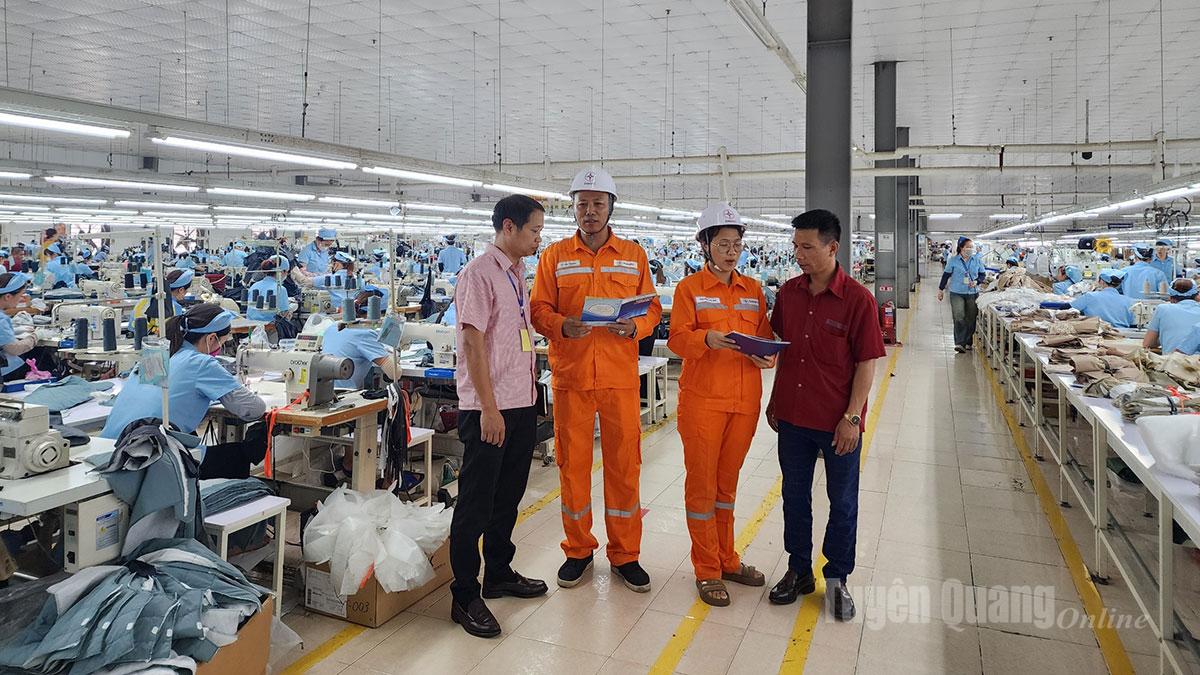 Cán bộ Công ty Điện lực Tuyên Quang tuyên truyền cho các khách hàng doanh nghiệp sử dụng điện an toàn, tiết kiệm.