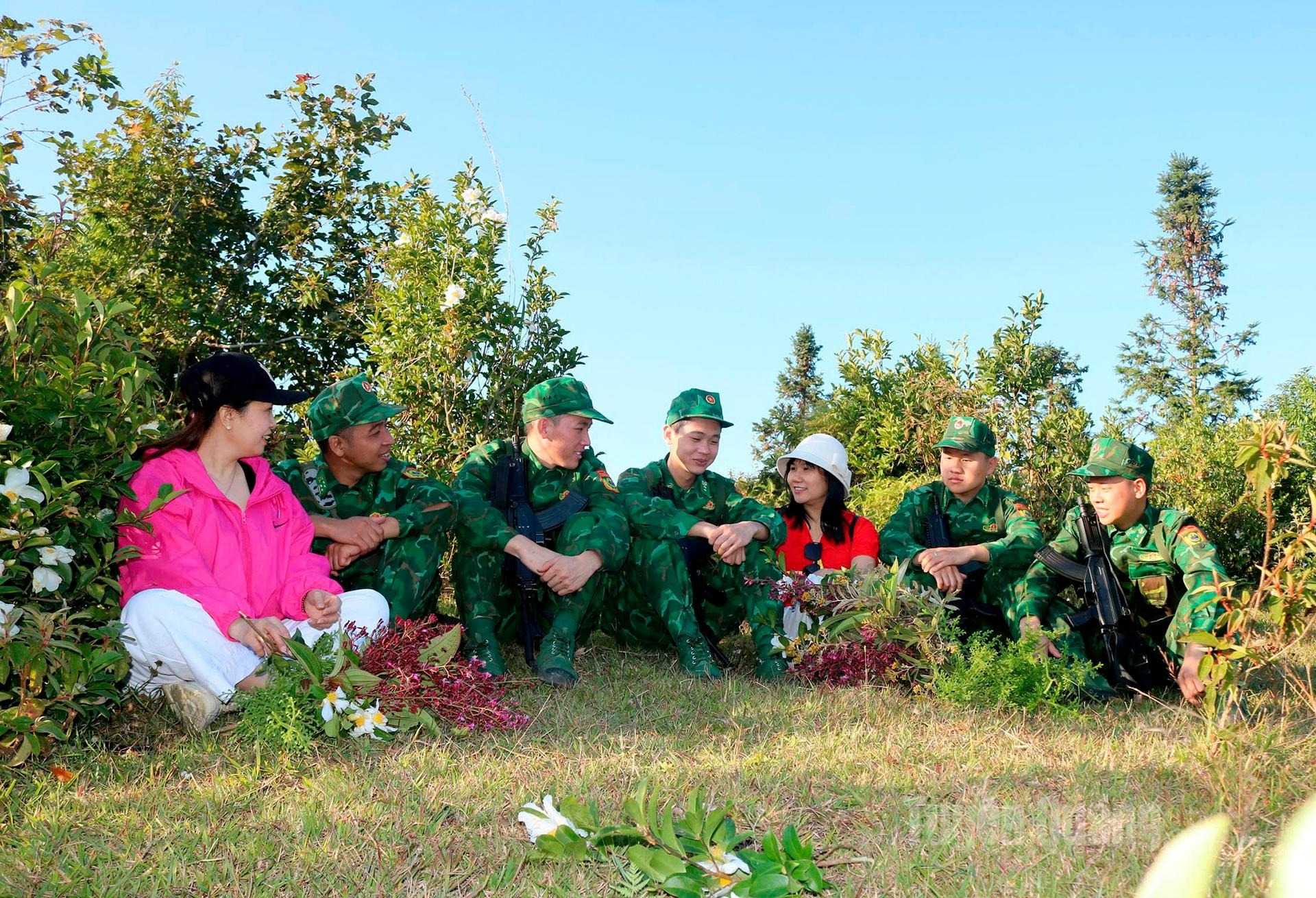 Borderland camellias are in their most beautiful season, blending with the rhythm of life and the deep bond between soldiers and civilians in the frontier region.