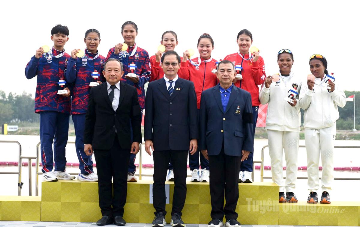 Ban tổ chức giải trao huy chương cho các vận động viên có thành tích thi đấu xuất sắc Canoeing đôi nữ 200m tại SEA Games 33.