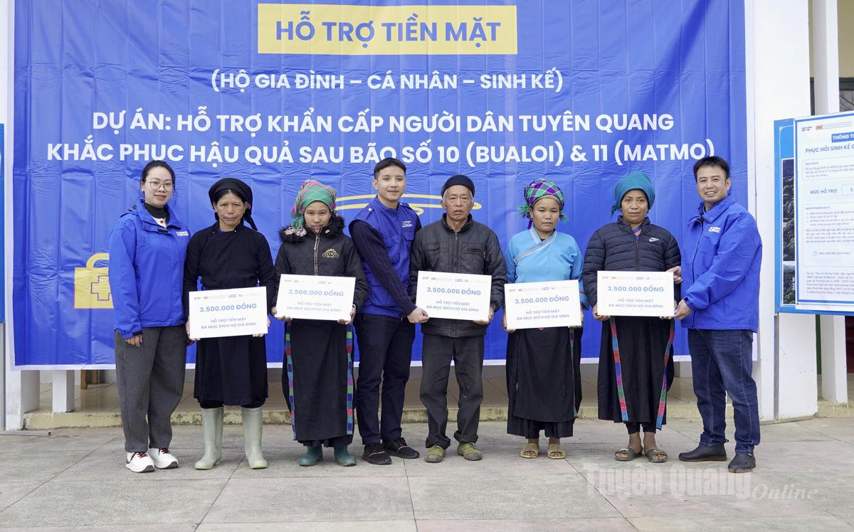 Đại diện Tổ chức Plan International Việt Nam trao hỗ trợ cho các hộ dân trên địa bàn xã Xín Mần.