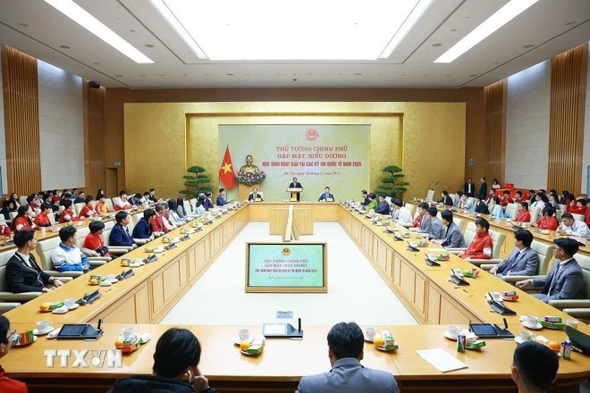 Prime Minister Pham Minh Chinh speaks at the meeting with outstanding students in Ha Noi on December 26. (Photo: VNA)