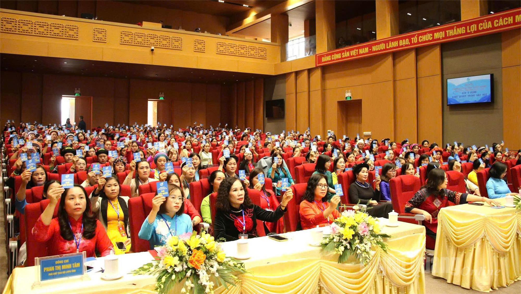 Các đại biểu biểu quyết phương án bầu Đoàn Chủ tịch tại Đại hội đại biểu Hội LHPN tỉnh Tuyên Quang lần thứ I.