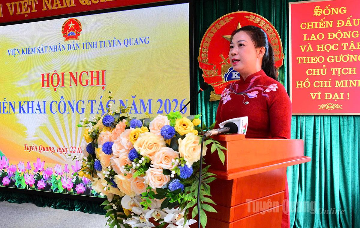 Đồng chí Lê Thị Kim Dung, Phó Bí Thư Thường trực Tỉnh uỷ, Bí thư Đảng uỷ các cơ quan Đảng tỉnh phát biểu tại hội nghị.