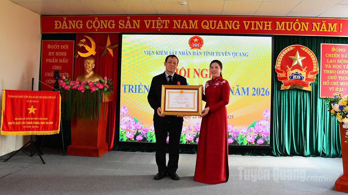 Đồng chí Lê Thị Kim Dung, Phó Bí Thư Thường trực Tỉnh uỷ, Bí thư Đảng uỷ các cơ quan Đảng tỉnh trao Huân chương Lao động hạng Ba cho đồng chí Vũ Thanh Hải, nguyên Phó Viện trưởng Viện Kiểm sát nhân dân tỉnh.
