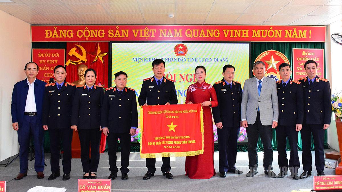 Đồng chí Lê Thị Kim Dung, Phó Bí Thư Thường trực Tỉnh uỷ, Bí thư Đảng uỷ các cơ quan Đảng tỉnh trao Cờ thi đua cho tập thể Viện Kiểm sát nhân dân tỉnh.