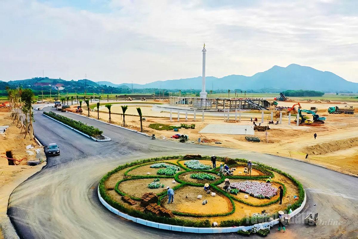 Công nhân đang hoàn thành những cánh đồng hoa để tô điểm cho KĐT Danko Center.